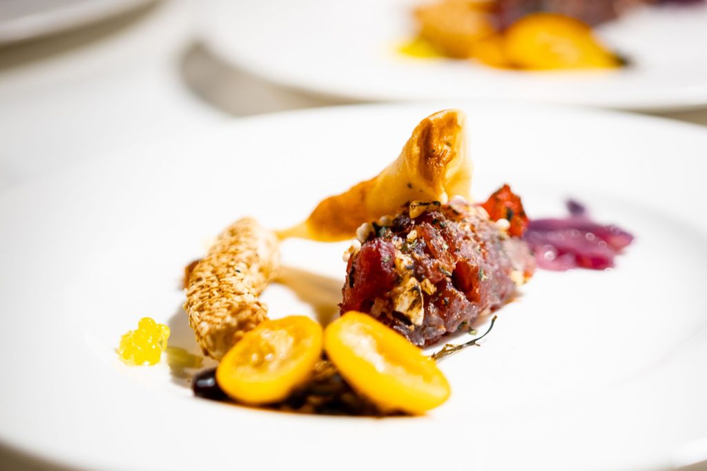 Beispiel für Catering in der EVENTGIESSEREI: elegant angerichtete Speisen auf weißem Teller