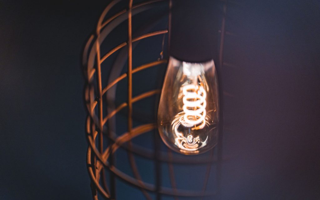 Detailansicht Lampe im Industrial Style mit Filement-Glügmittel und schwarzem Metallschirm