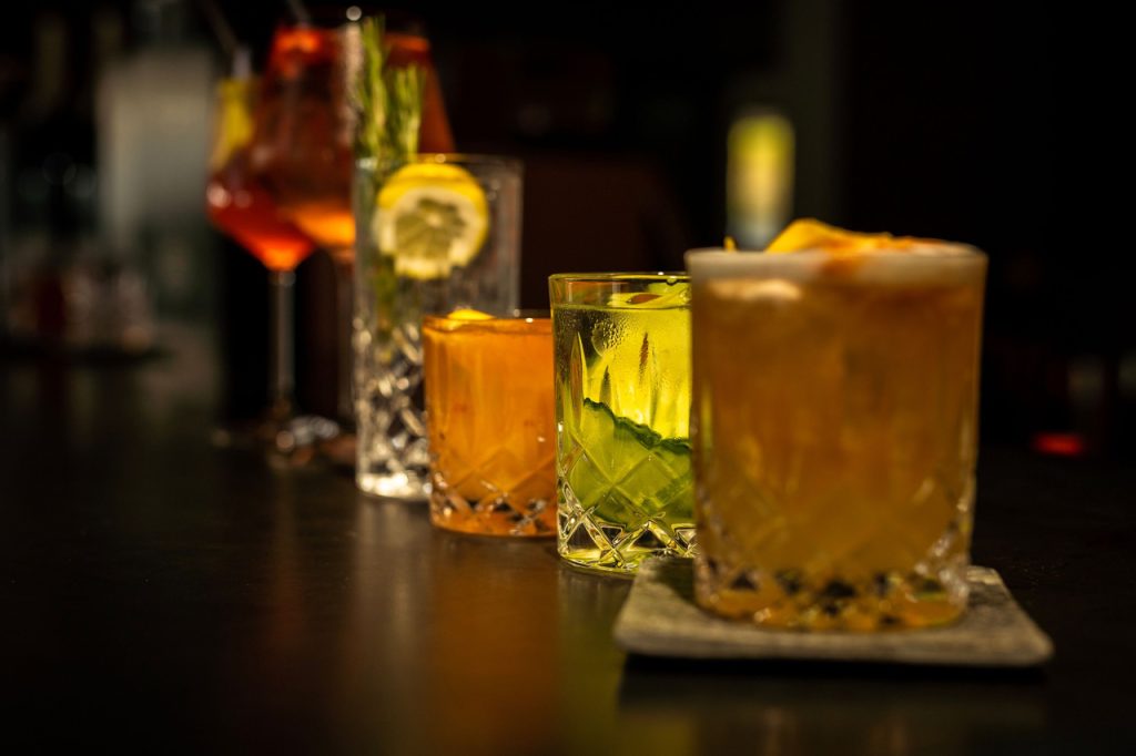 Verschiedene Getränke aufgereiht auf einem Tresen