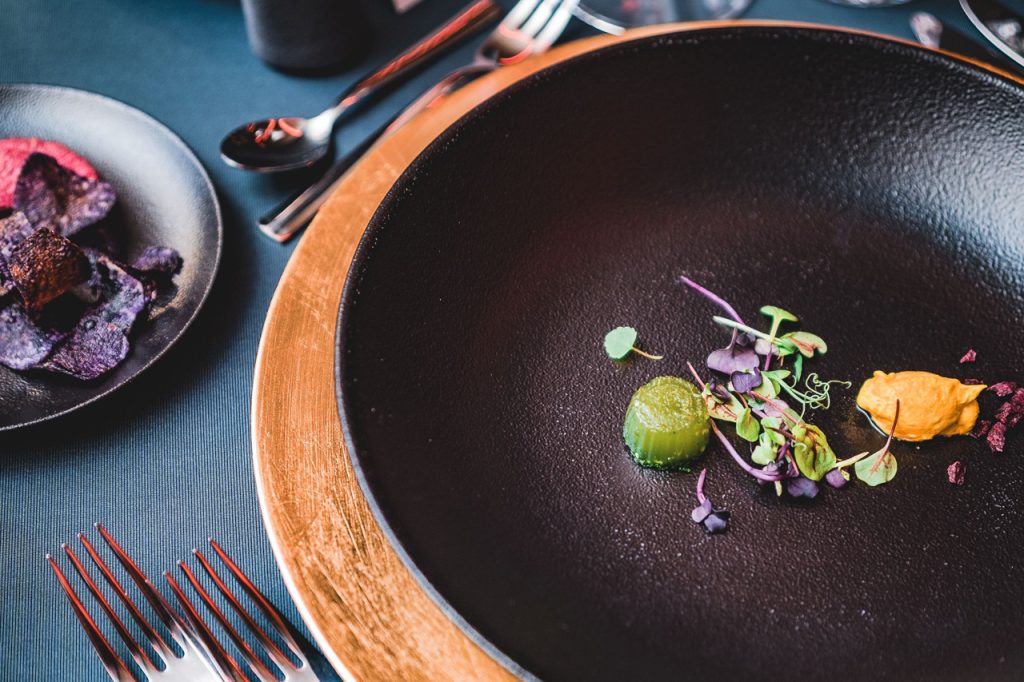 hochwertiges Tabletop, auf dem Teller eine feine Vorspeise