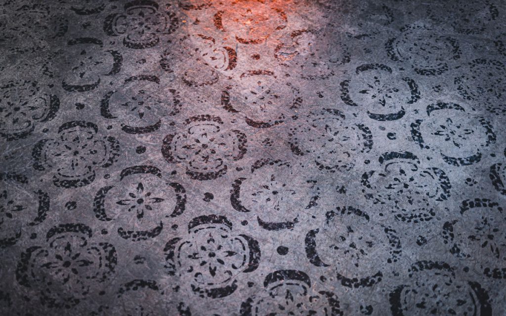 Boden der EVENTGIESSEREI: grau mit Ornament